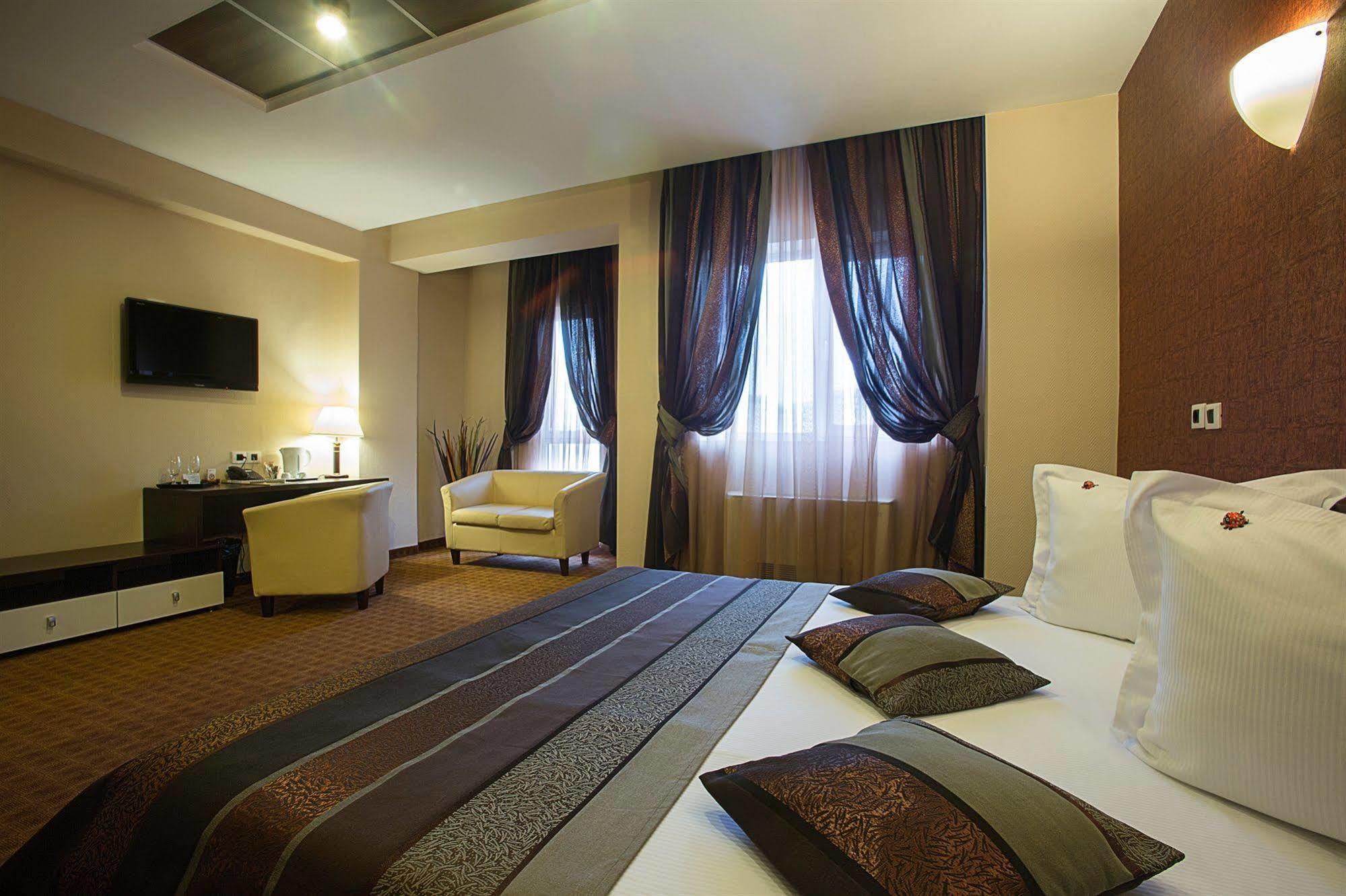 Inter Business Bucharest Hotel Bagian luar foto