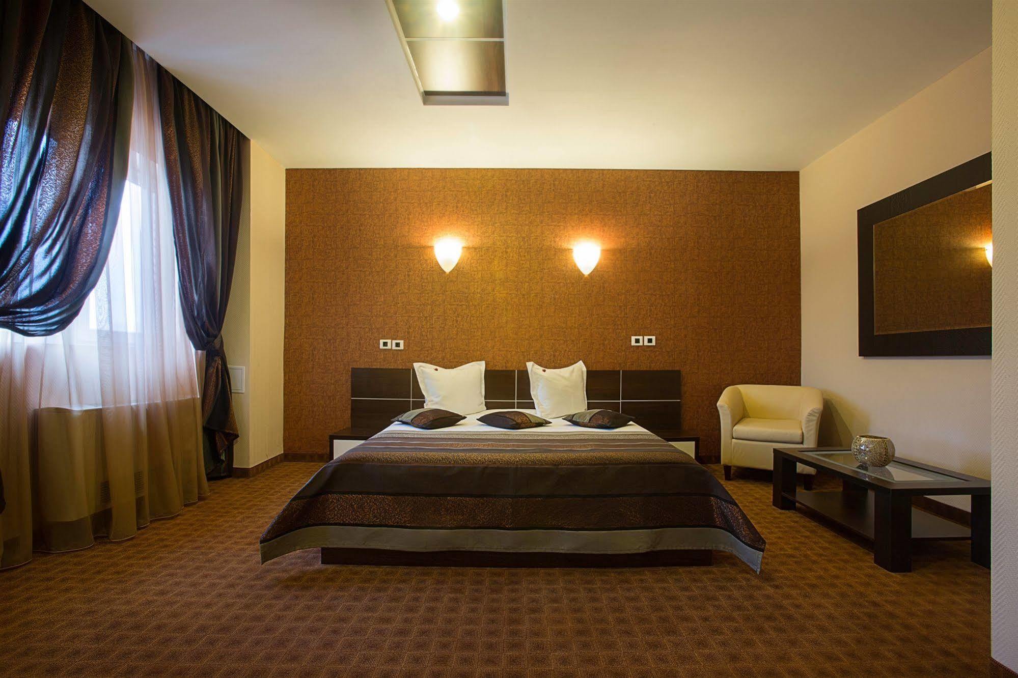 Inter Business Bucharest Hotel Bagian luar foto