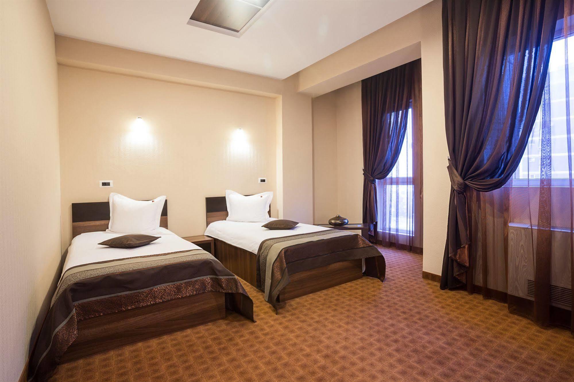 Inter Business Bucharest Hotel Bagian luar foto