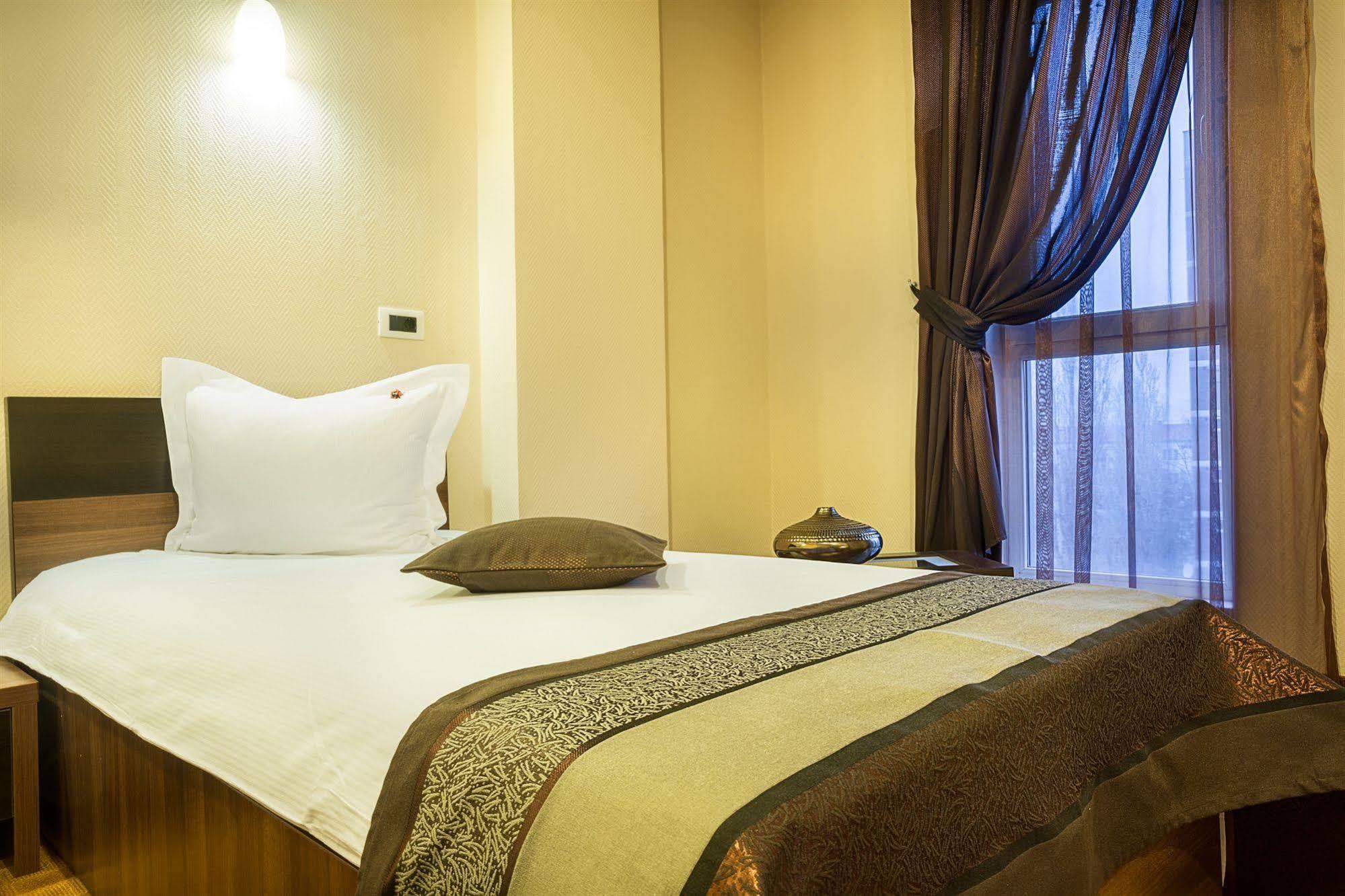 Inter Business Bucharest Hotel Bagian luar foto