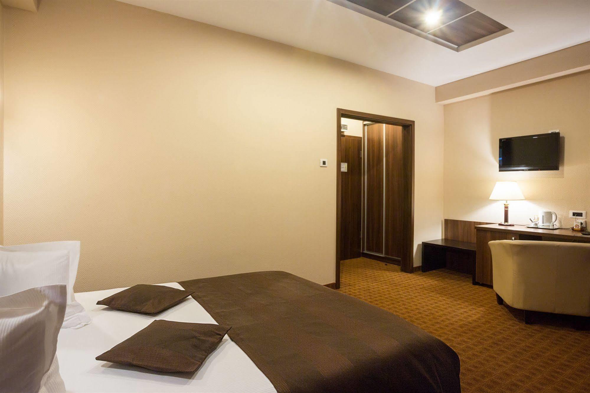 Inter Business Bucharest Hotel Bagian luar foto