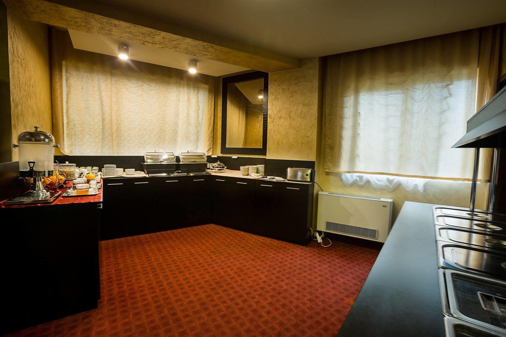 Inter Business Bucharest Hotel Bagian luar foto
