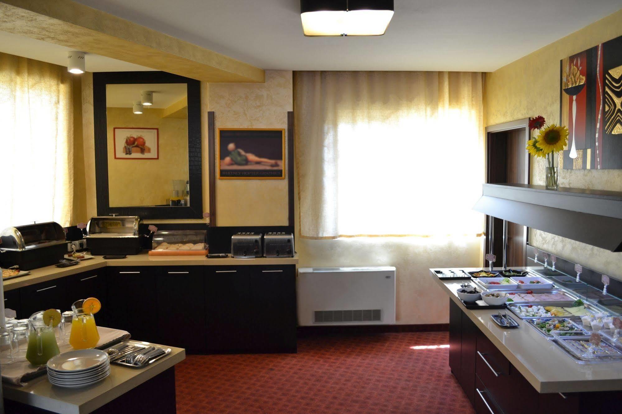 Inter Business Bucharest Hotel Bagian luar foto